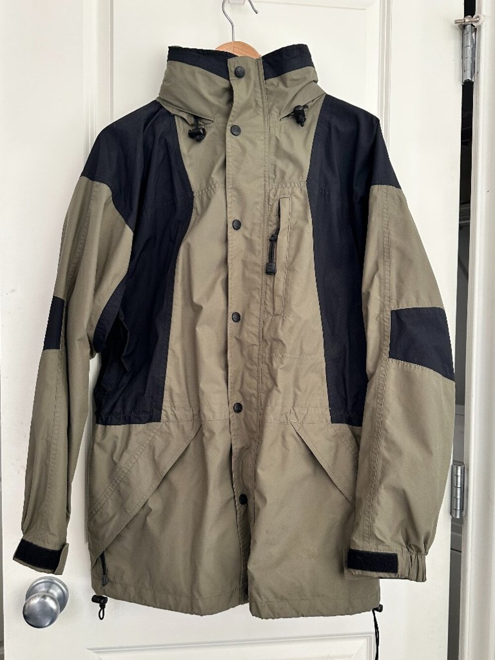 Vintage 90s Unisex REI Gore-Tex Olive & Black Jacket/raincoat w/storable hood